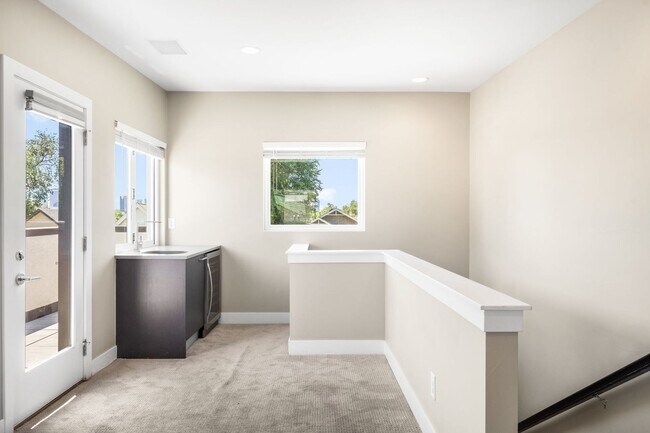 Building Photo - 3BD, 4BA Sunnyside Home With Office and Rooftop Deck
