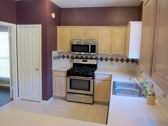 Building Photo - 1815 Hickory Ridge Cove
