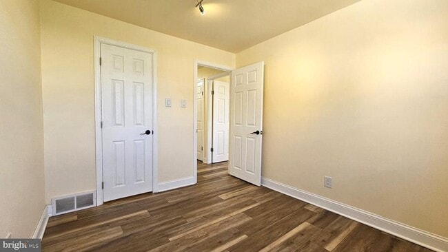 Building Photo - 2806 Ryerson Pl