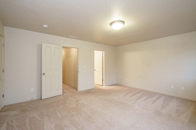 Building Photo - 3 Bedroom 2.5 Bath with Rasied Garden Beds - Felida Park Neighborhood