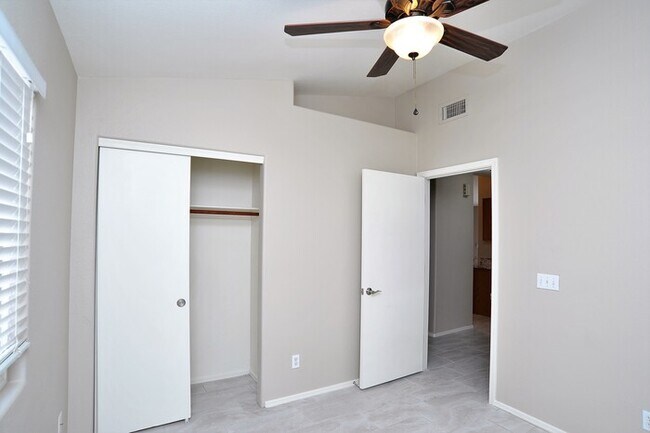 Building Photo - All tile 4 bedroom home in Oro Valley!