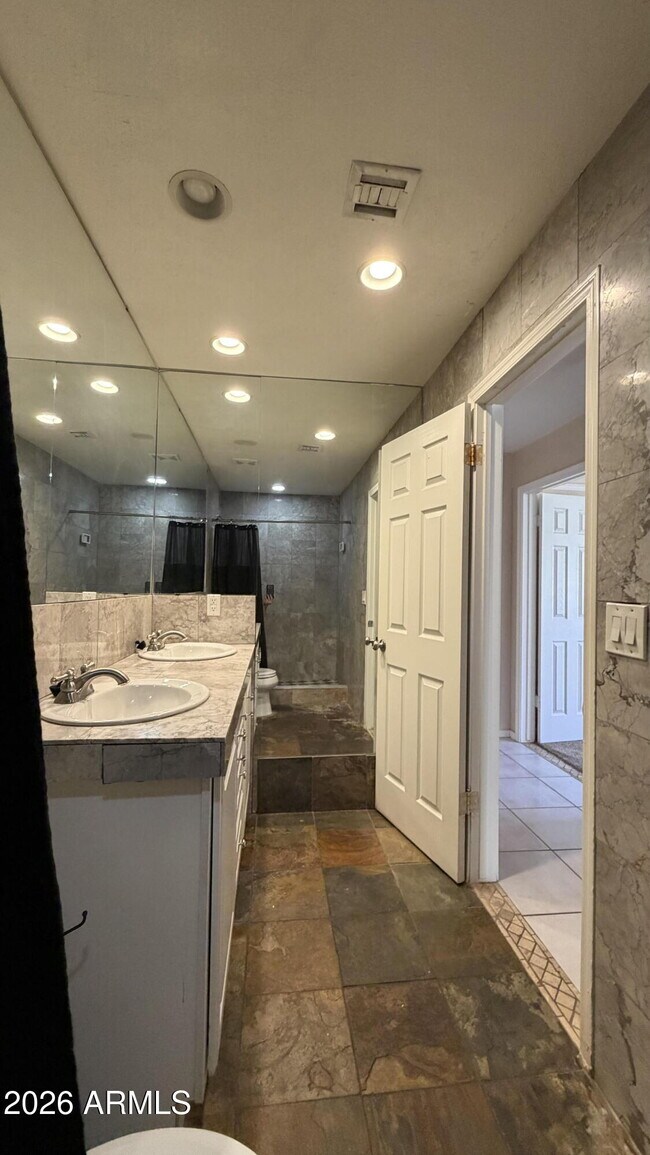 Building Photo - 4624 W Chicago St