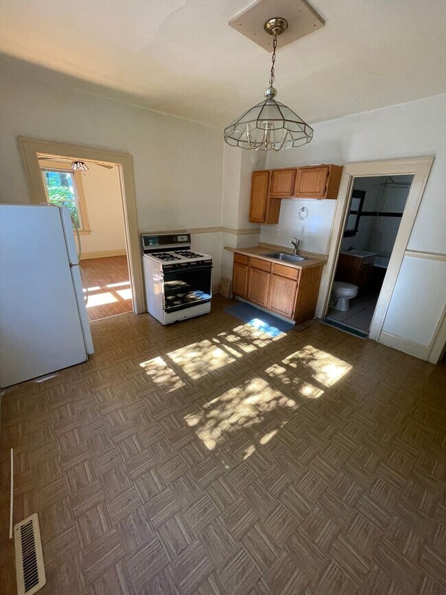 Building Photo - 3 Bedroom 1 Bath in the heart of Lower Eas...