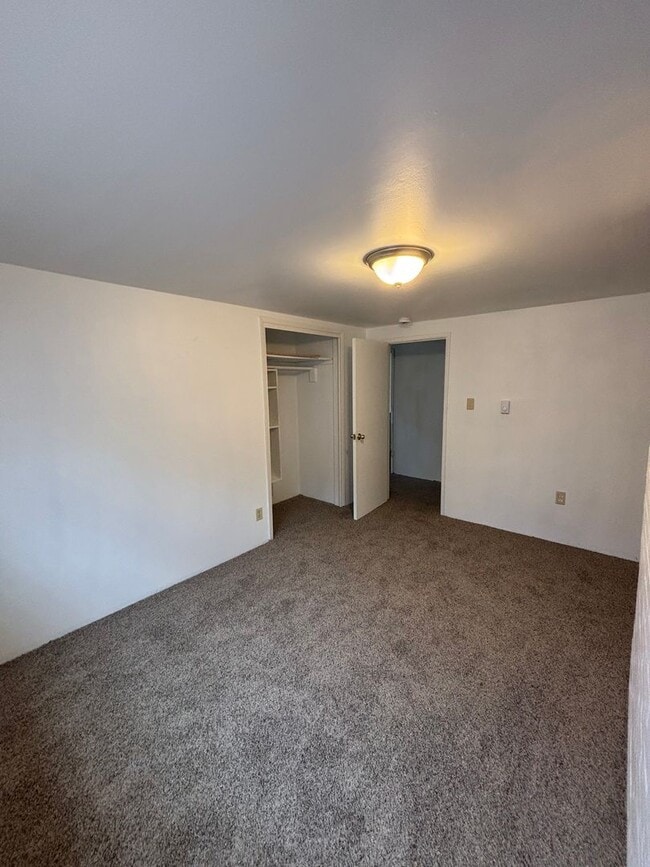 Building Photo - Great Home With Lots of Space