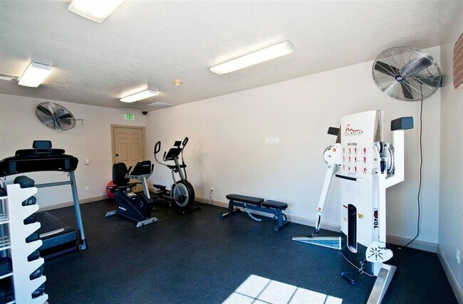 Building Photo - Cute Hidden Valley Townhome!