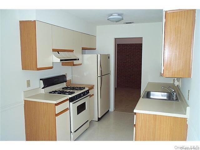 Building Photo - 39 The Knolls