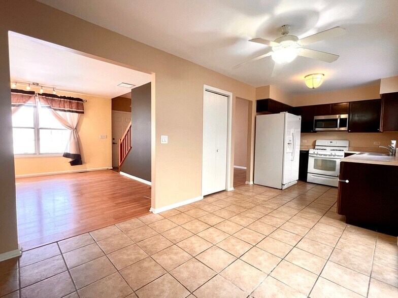 Building Photo - 17 Le Jardin Ct