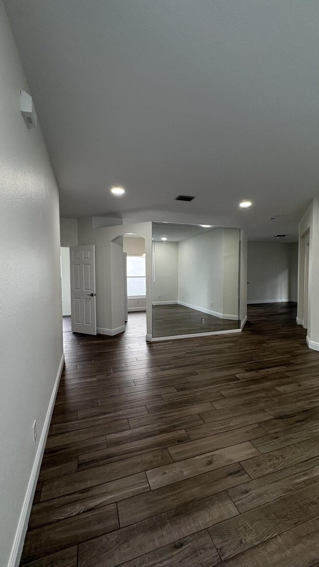 Building Photo - 4967 Pelican Manor