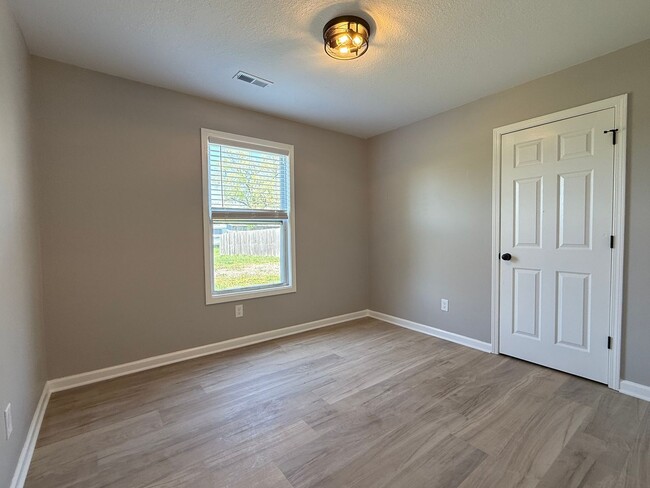 Building Photo - Updated 3 bedroom 2 bath