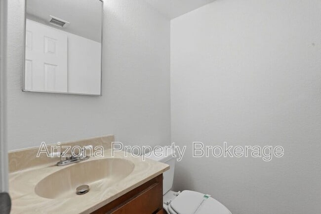 Building Photo - 238 E Vine Cir