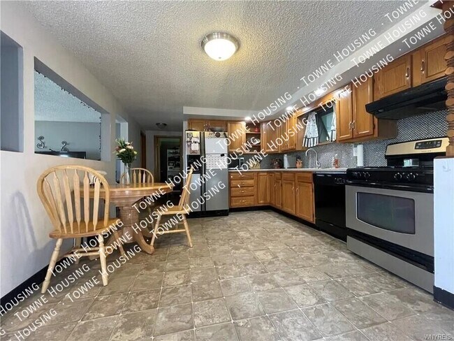 Building Photo - 191 Helen St