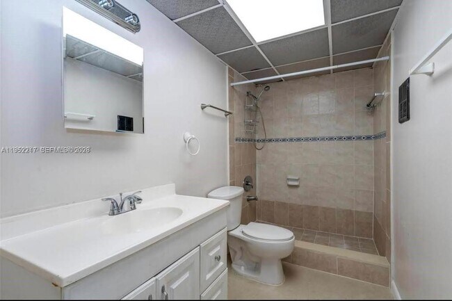 Building Photo - 9678 Fontainebleau Blvd