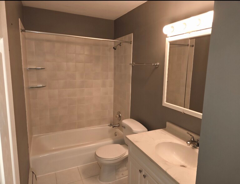 Hallway bathroom woth tub - 213 E Liberty St