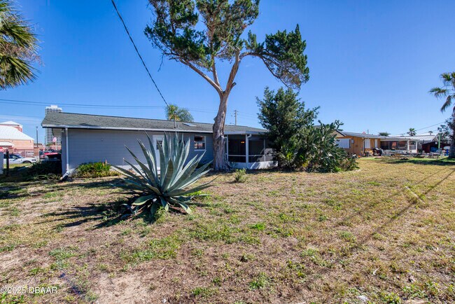 Building Photo - 3041 N Oleander Ave