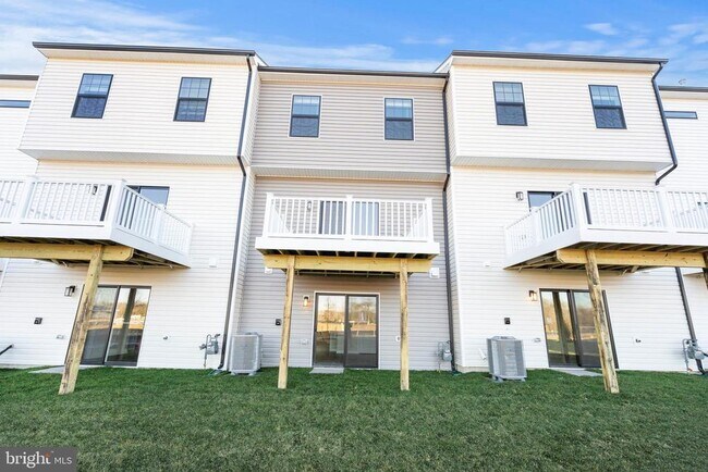 Building Photo - 7430 Fern Gully Way