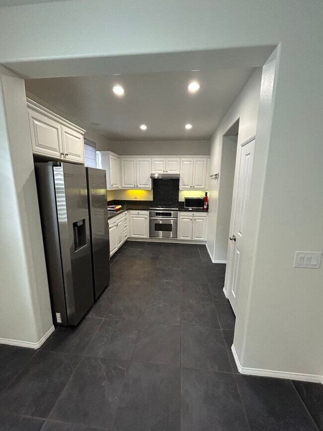 Building Photo - New! 3BD/2.5BA Two-Story Condo in Qual Hill Irvine! *MOVE-IN SPECIAL*
