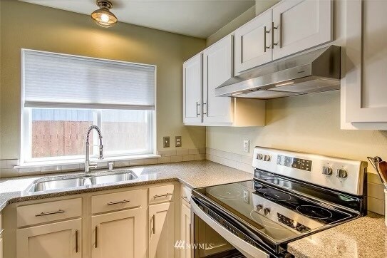 Stove & Vent Hood - 412 NE Max William Loop