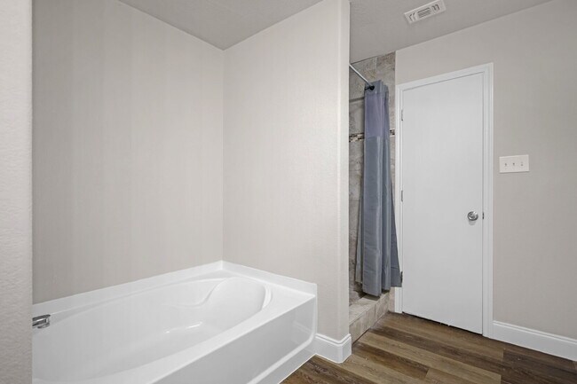 Building Photo - Application fee waived for approved applications. Contact us for details. Spacious 4-bedroom, 2.5...