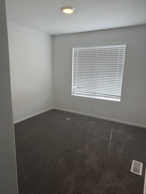 Building Photo - 1545 S 3740 E