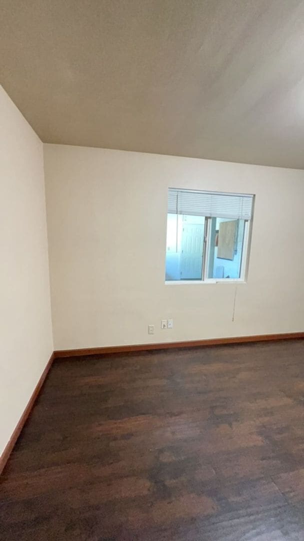 Building Photo - 2BED 1BATH - Off Street Parking, Fenced Ya...