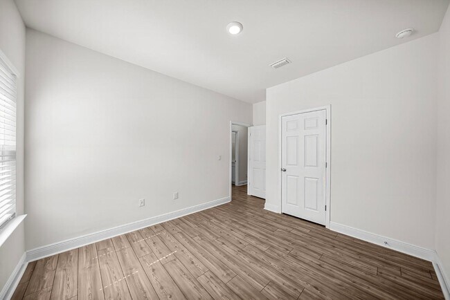 Building Photo - 345 Polaris Pl