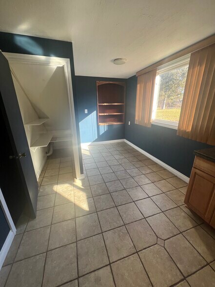 Building Photo - 17310 H Dr S