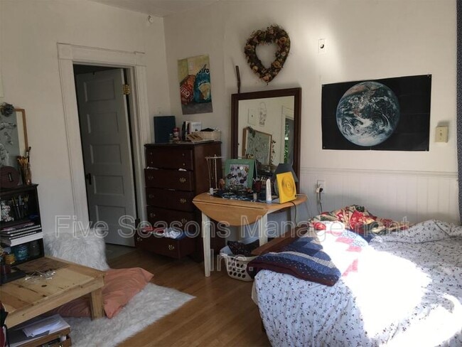 Building Photo - 134 Buell St