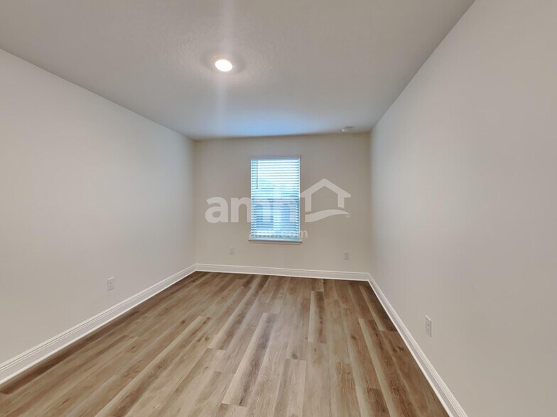 Building Photo - 27113 St Andrews Ave
