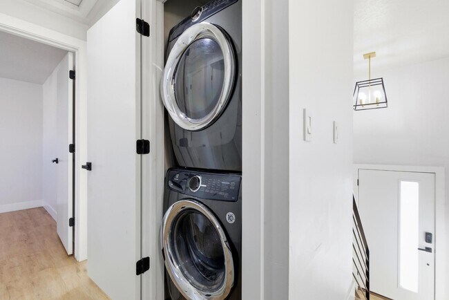 Building Photo - 5210 Woodledge Ave