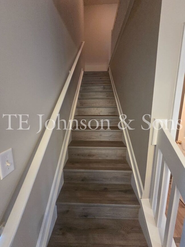 Building Photo - Spacious 3 Bedroom with Main Level Primary Suite