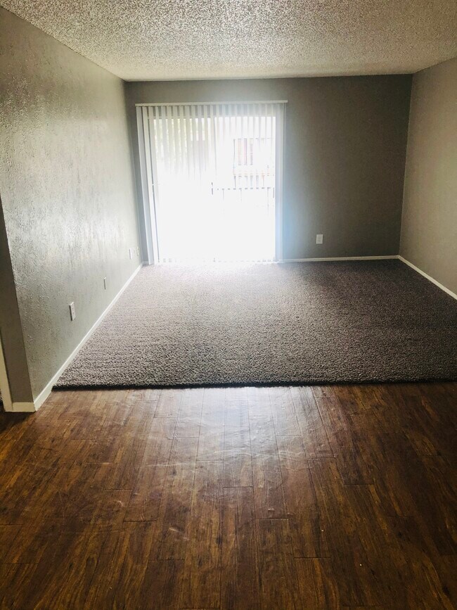 Building Photo - 2101 Lakeview Cir