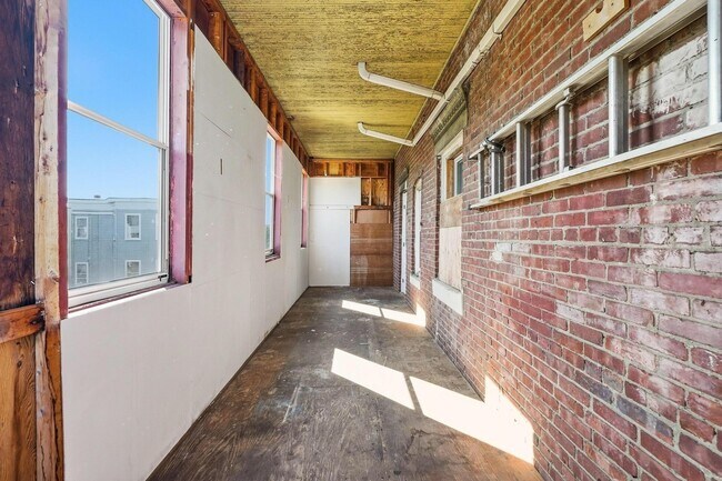 Building Photo - 32 Ashley St