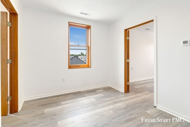 Building Photo - Convenient & Comfortable Living in Downtow...