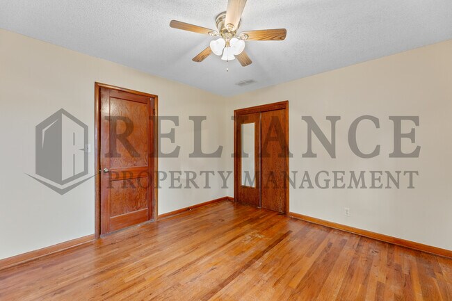 Building Photo - 612 N Custer St