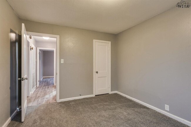 Building Photo - 523 W Inwood Dr