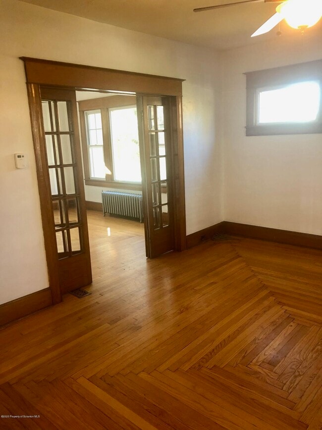 Building Photo - 504 School St