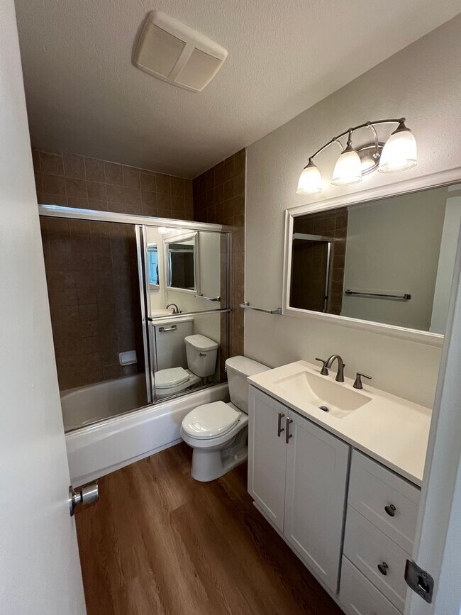 Building Photo - Charming One Bedroom Unit.