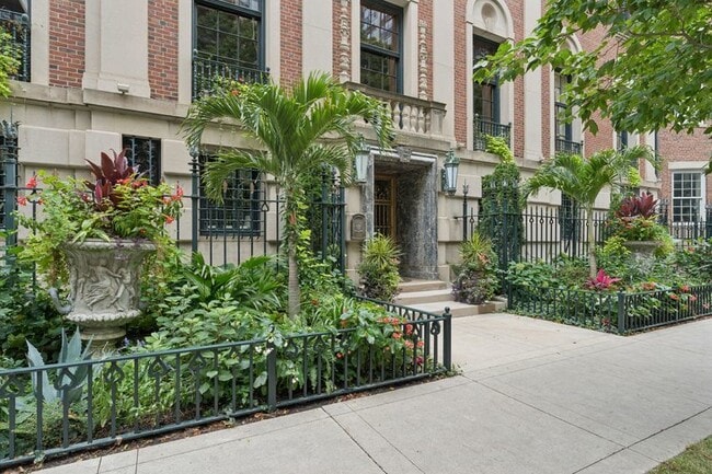 Building Photo - 1355 N Astor St