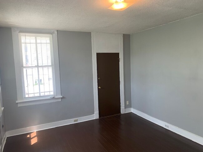 Building Photo - One Bedroom Apartment Downtown near CoC / ...