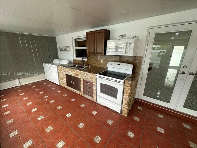 Building Photo - 15640 SW 102nd Pl