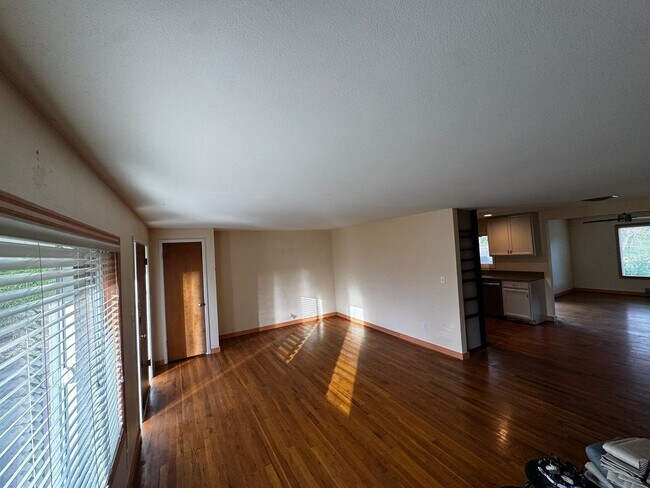 Building Photo - Stylish Updated 3-Bedroom Home in Desirable South Eugene