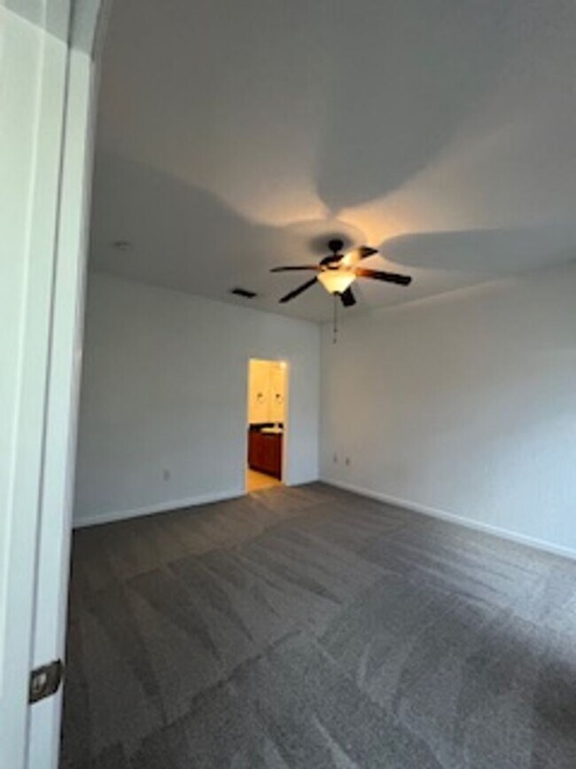 Building Photo - Large Townhome!