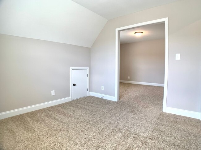 Building Photo - 733 Banister Dr