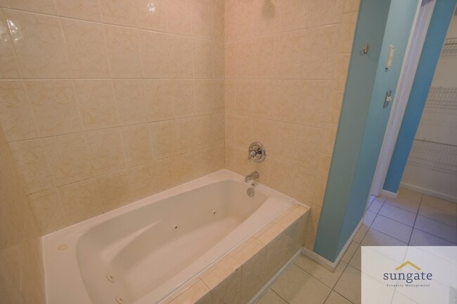 Building Photo - 615 S Glover St