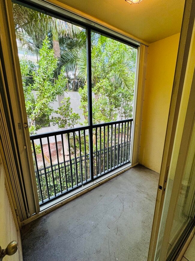 Building Photo - 1527 S Flagler Dr