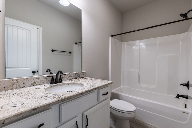 Building Photo - 3 Bedrooms / 2 Bathrooms in Silverhill! Mid-August