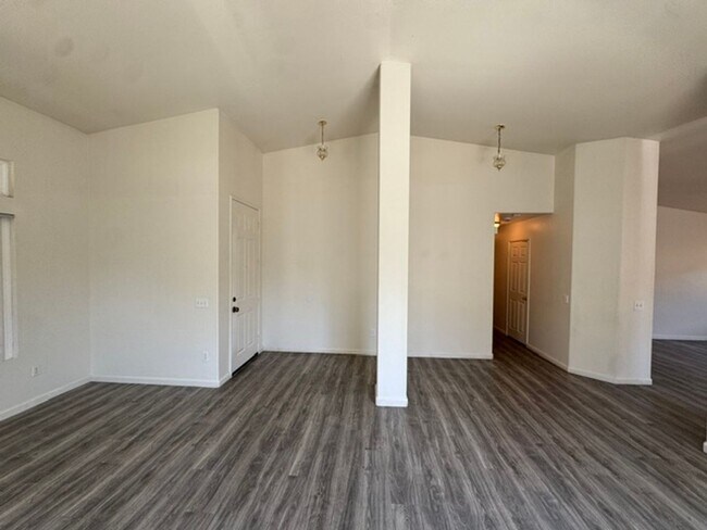 Building Photo - Beautiful home with option to expand