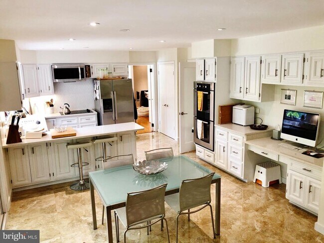 Building Photo - 10309 Bells Mill Terrace