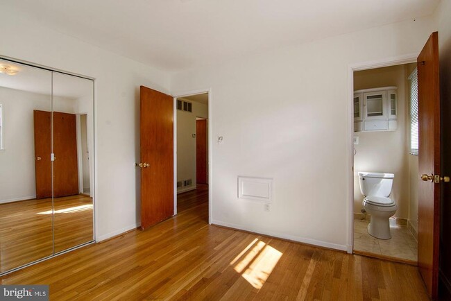 Building Photo - 6807 Dean Dr