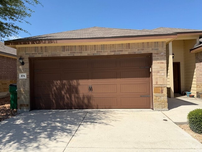 Building Photo - Luxury 3/2 Duplex in NBTX